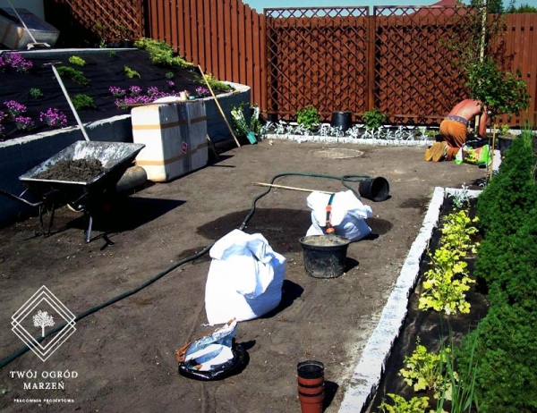 pracownik wykonujący prace ogrodnicze